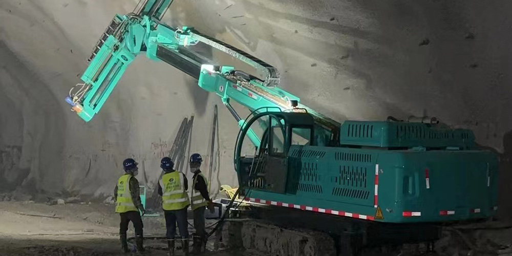 Une société minière vietnamienne inspecte une plate-forme de forage de tunnel dans l'usine de Jining de Hongrun Machinery