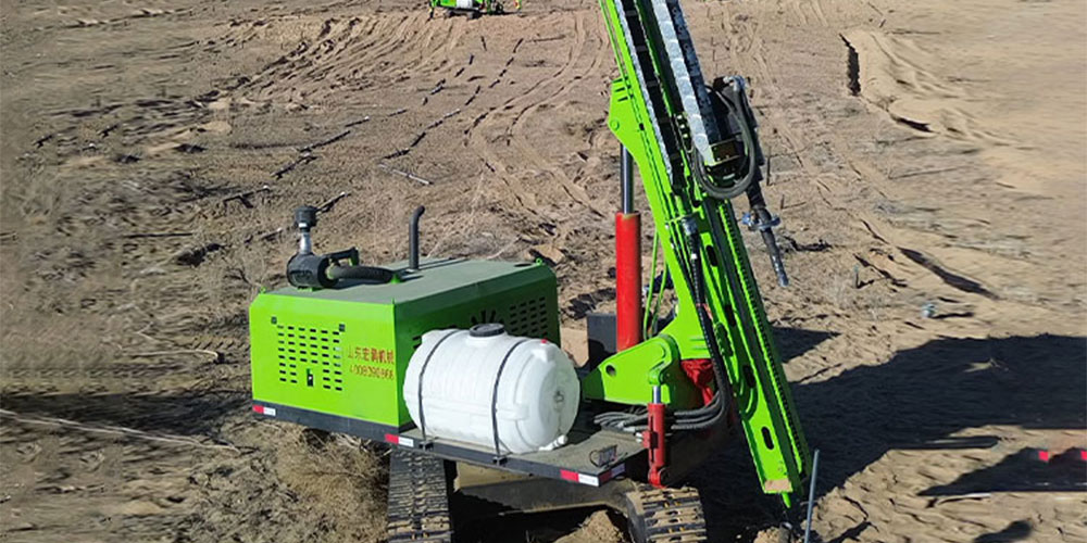 Bate-estacas fotovoltaico